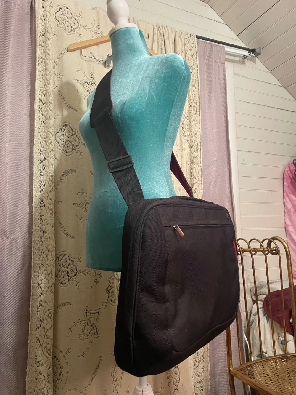 Belkin: laptop messenger bag
